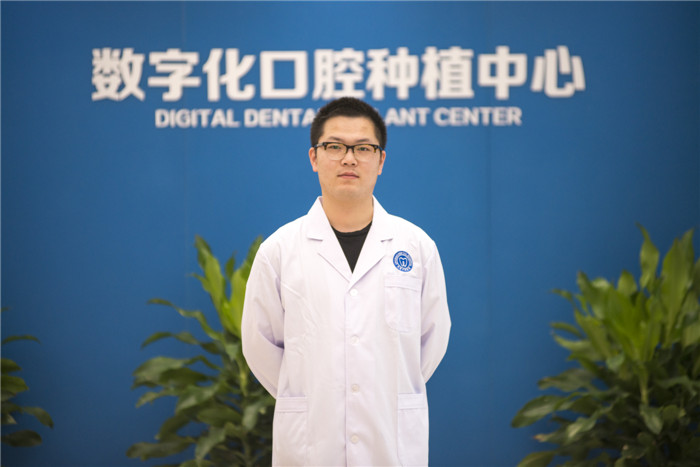 李小伟